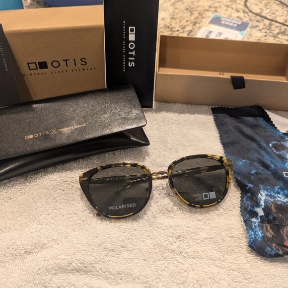 OTIS SUNGLASSES SCARLETT DARK TORTOISE POLARIZED PERFECT NEW W/CASE - Picture 2 of 7